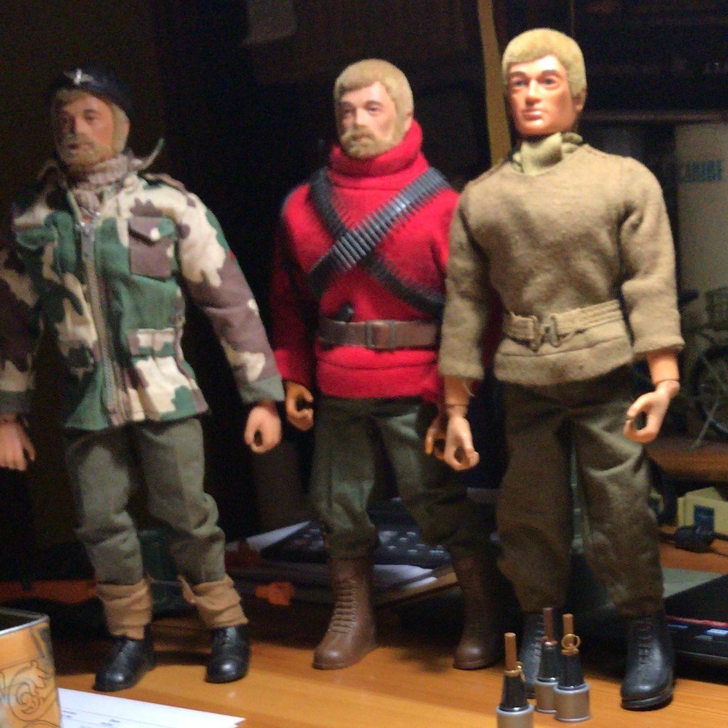 Aquí lo tienes, acompañado de dos de los supervivientes, uno action man