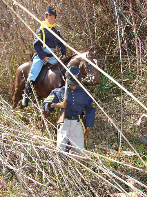 Harper y Jhonson siguen la pista cercana al rio en busca del evadido "Bufalo de Sol"............